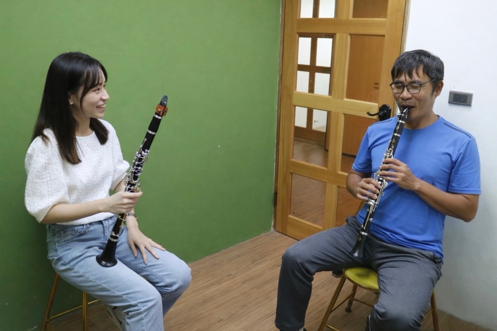 映伶老師與成人單簧管學員在課堂中互動